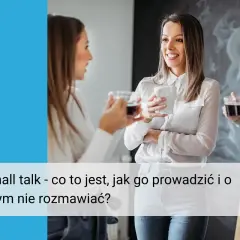 Trzy kobiety rozmawiają przy kawie, szukając inspiracji na tematy do rozmowy.