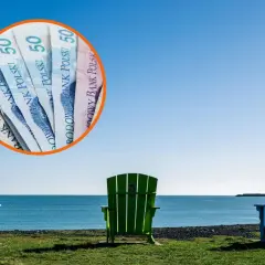 Trzy kolorowe leżaki nad morzem. W okręgu polskie banknoty 50 zł. Zastanawiasz się, ile wynoszą wczasy pod gruszą?