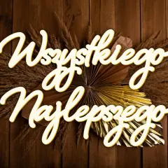Napis "Wszystkiego najlepszego" ozdobiony suszonymi trawami i złotym wachlarzem na drewnianym tle.