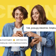 Dwie uśmiechnięte kobiety rozmawiają przez telefon. Jedna pyta, co to znaczy subskrybuj, druga odpowiada.