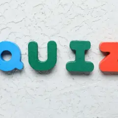 Kolorowe literki układają się w słowo QUIZ. Niejeden maluch uwielbia takie zabawy!