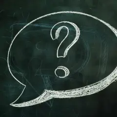 Dymek z pytajnikiem na tablicy. Czy to jedno pytanie, czy wiele, nie wiadomo razem czy osobno.