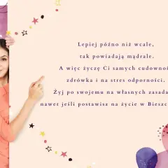 Uśmiechnięta kobieta z życzeniami z okazji imienin: "Lepiej późno niż wcale". Zdrowia, odporności na stres i życia po swojemu.