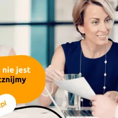 Trzy osoby przy stole, jedna z nich podaje dokumenty, druga słucha uważnie. Napis: "Interpunkcja nie jest straszna. Zacznijmy od przecinka".
