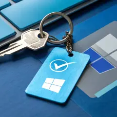 Klucz do systemu Windows, z breloczkiem z symbolem Windows i zaznaczeniem. Czy to orginał?