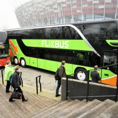 Zielony autokar Flixbus obok czerwonego Polskiego Busa. Może ktoś właśnie planuje flixbus zwrot biletu po podróży.