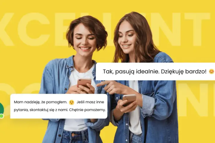 Dwie uśmiechnięte kobiety rozmawiają przez telefon. Jedna pyta, co to znaczy subskrybuj, druga odpowiada.