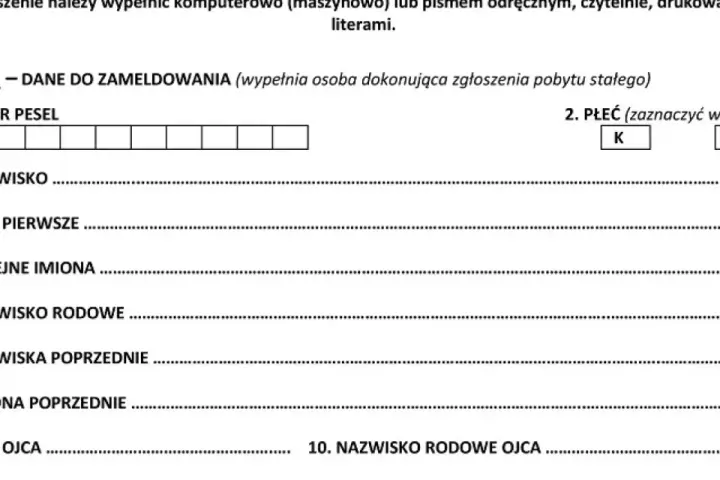 Formularz zgłoszenia zameldowania zawiera pola na PESEL, nazwisko, imiona, nazwiska poprzednie, imię i nazwisko rodowe ojca. Dane te są potrzebne do rejestracji pobytu, także dla osób z zagranicy.