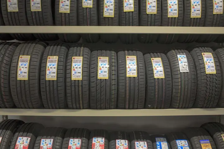 Opony całoroczne czy zimowe w rozmiarze 185/65 R15? Jak wybrać używane opony do codziennej jazdy