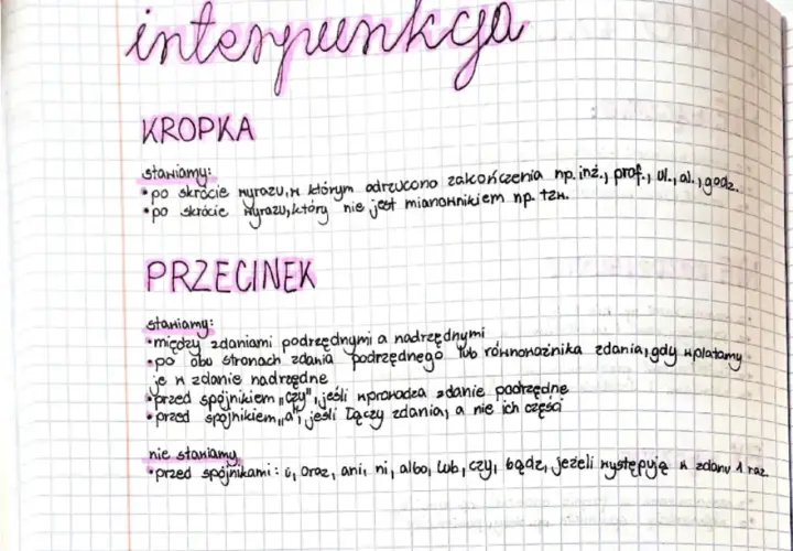Zapisane zasady interpunkcji: kiedy stawiamy kropkę, a kiedy przecinek. Wyjaśnienia dotyczą skrótów, zdań podrzędnych i nadrzędnych, a także użycia spójników.