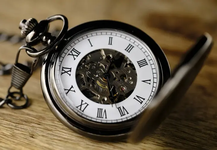 Elegancki zegarek kieszonkowy z widocznym mechanizmem. Czasomierz wskazuje godzinę, która minęła półtorej godziny od ostatniego nakręcenia.