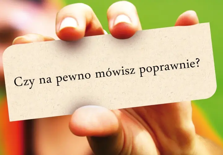 Dłoń trzyma kartkę z napisem "Czy na pewno mówisz poprawnie?". Zastanawiam się, czy wszedłem w to pytanie właściwie.