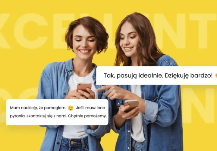 Dwie uśmiechnięte kobiety rozmawiają przez telefon. Jedna pyta, co to znaczy subskrybuj, druga odpowiada.