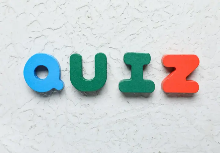 Kolorowe literki układają się w słowo QUIZ. Niejeden maluch uwielbia takie zabawy!