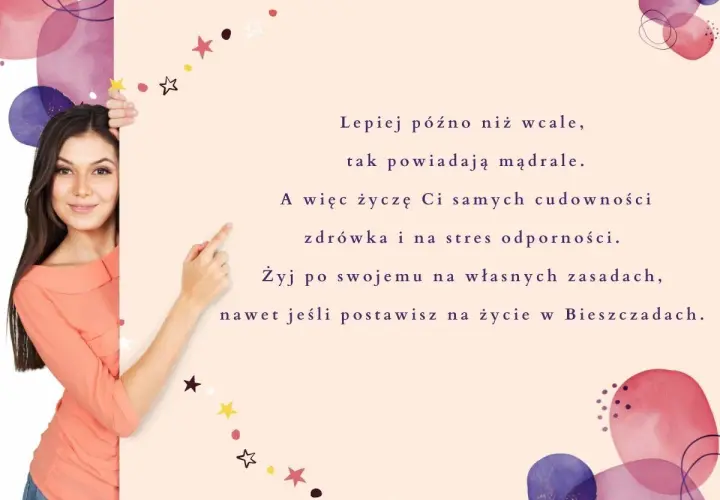 Uśmiechnięta kobieta z życzeniami z okazji imienin: "Lepiej późno niż wcale". Zdrowia, odporności na stres i życia po swojemu.
