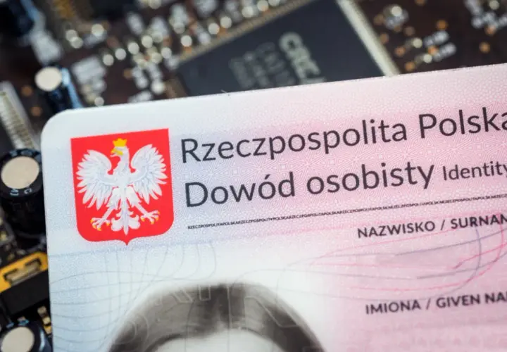 Polski dowód osobisty, z orłem w koronie, leży na płytce drukowanej. To ważny dokument, nawet tymczasowy dowód dla dziecka.