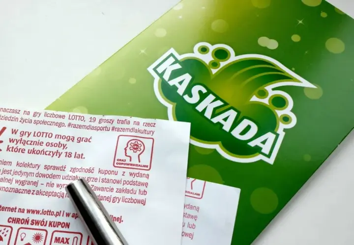 Zielona grafika z napisem KASKADA i fragmenty ulotki LOTTO. Zasady gry i odpowiedzialność.