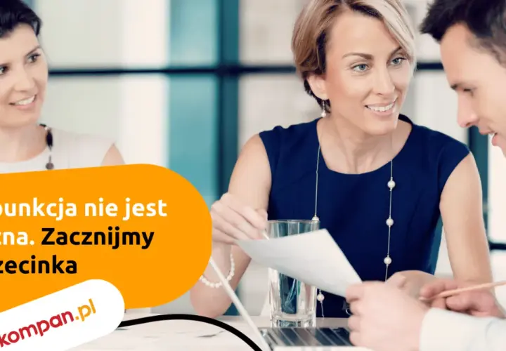 Trzy osoby przy stole, jedna z nich podaje dokumenty, druga słucha uważnie. Napis: "Interpunkcja nie jest straszna. Zacznijmy od przecinka".
