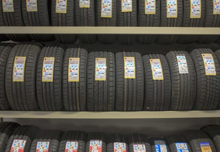 Opony całoroczne czy zimowe w rozmiarze 185/65 R15? Jak wybrać używane opony do codziennej jazdy