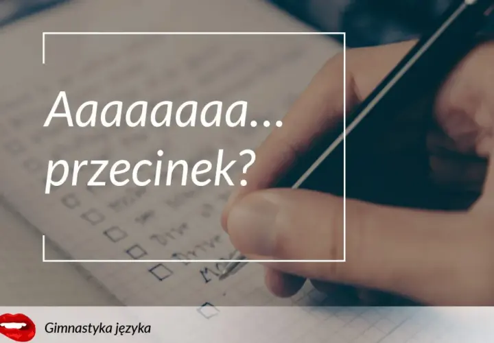 Długa litera "a" i pytanie "przecinek?" na tle notatnika, gdzie ręka pisze długopisem.