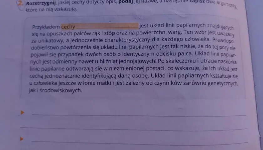 Opis dotyczy cechy: układ linii papilarnych. Jest unikatowy, nawet u bliźniąt, i odtwarza się po urazach.