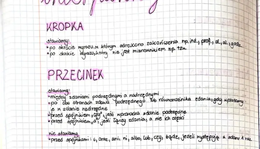 Zapisane zasady interpunkcji: kiedy stawiamy kropkę, a kiedy przecinek. Wyjaśnienia dotyczą skrótów, zdań podrzędnych i nadrzędnych, a także użycia spójników.