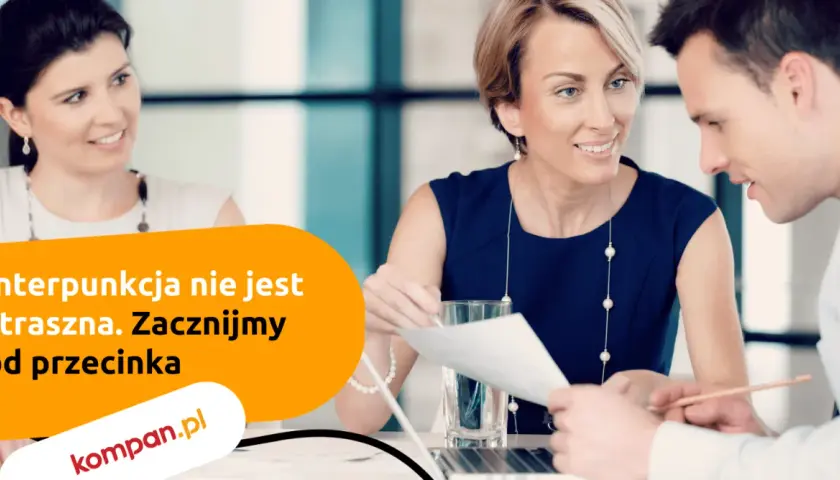 Trzy osoby przy stole, jedna z nich podaje dokumenty, druga słucha uważnie. Napis: "Interpunkcja nie jest straszna. Zacznijmy od przecinka".