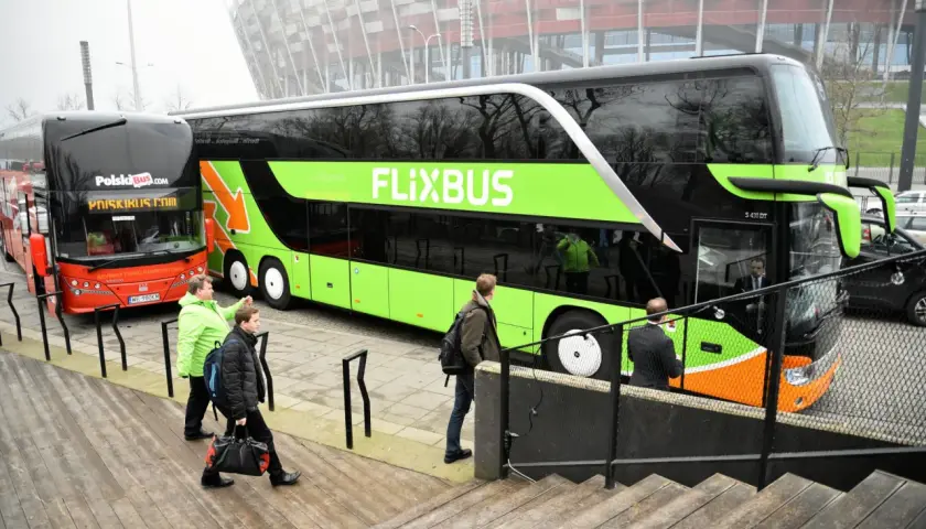 Zielony autokar Flixbus obok czerwonego Polskiego Busa. Może ktoś właśnie planuje flixbus zwrot biletu po podróży.