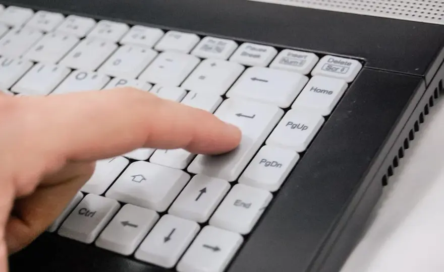 Czy laptop gamingowy ma sens? Odkryj jego zalety i wady w porównaniu do PC