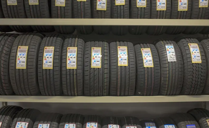 Opony całoroczne czy zimowe w rozmiarze 185/65 R15? Jak wybrać używane opony do codziennej jazdy