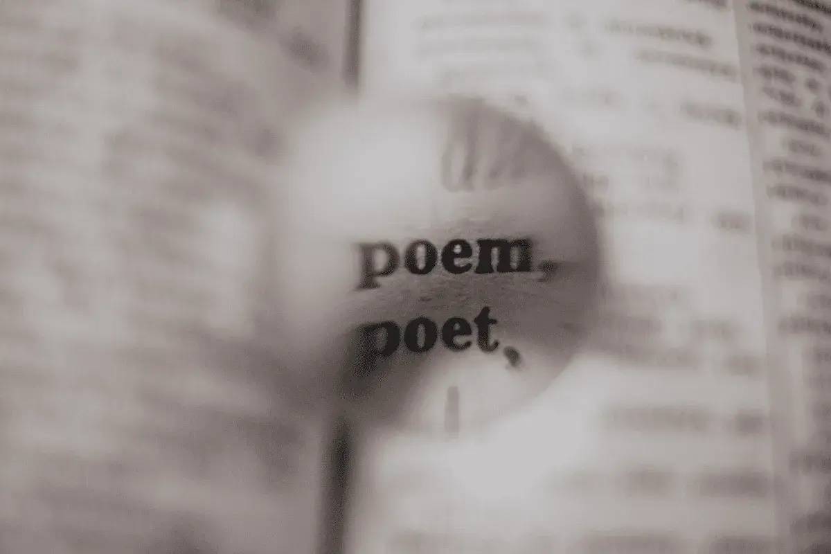 Słownikowe hasła "poem" i "poet" pod lupą, zachęcające do zgłębiania rodzajów rymów i tajników poezji.