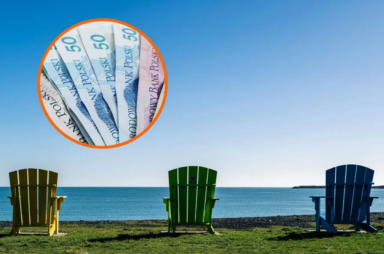 Trzy kolorowe leżaki nad morzem. W okręgu polskie banknoty 50 zł. Zastanawiasz się, ile wynoszą wczasy pod gruszą?