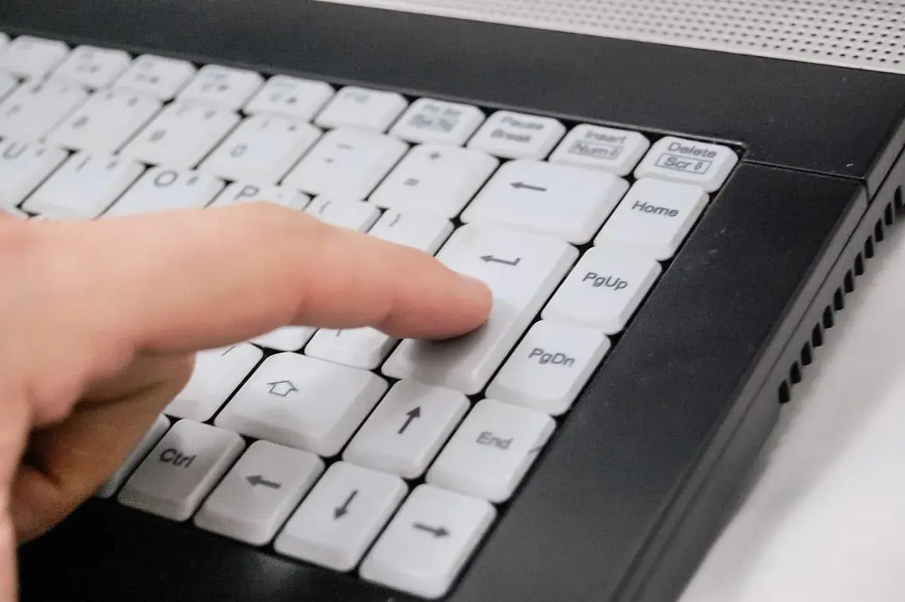 Czy laptop gamingowy ma sens? Odkryj jego zalety i wady w porównaniu do PC