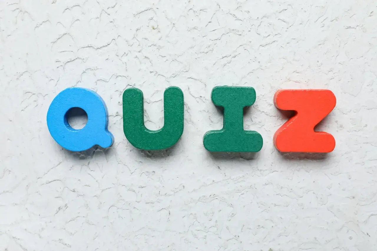 Kolorowe literki układają się w słowo QUIZ. Niejeden maluch uwielbia takie zabawy!