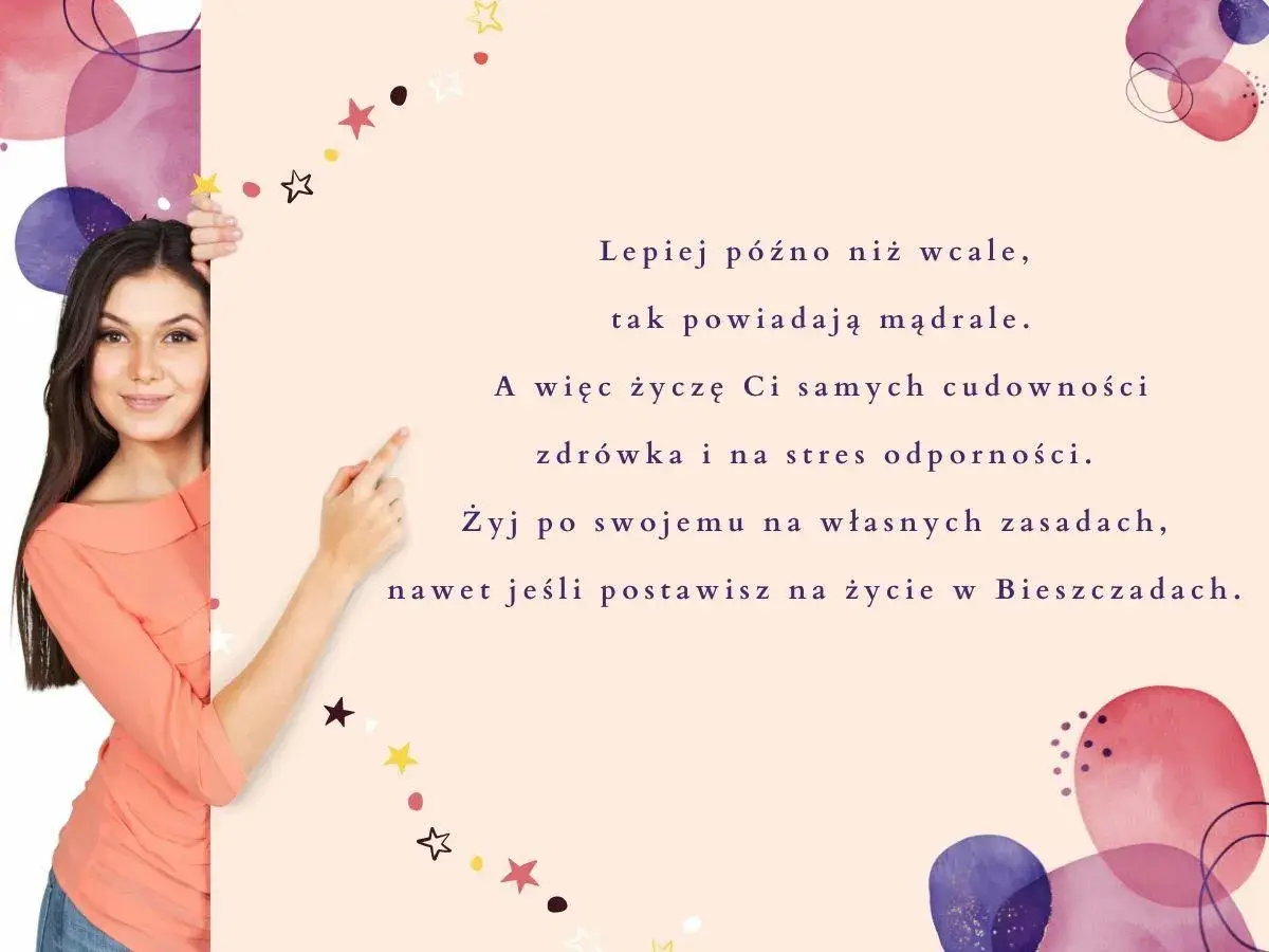 Uśmiechnięta kobieta z życzeniami z okazji imienin: "Lepiej późno niż wcale". Zdrowia, odporności na stres i życia po swojemu.