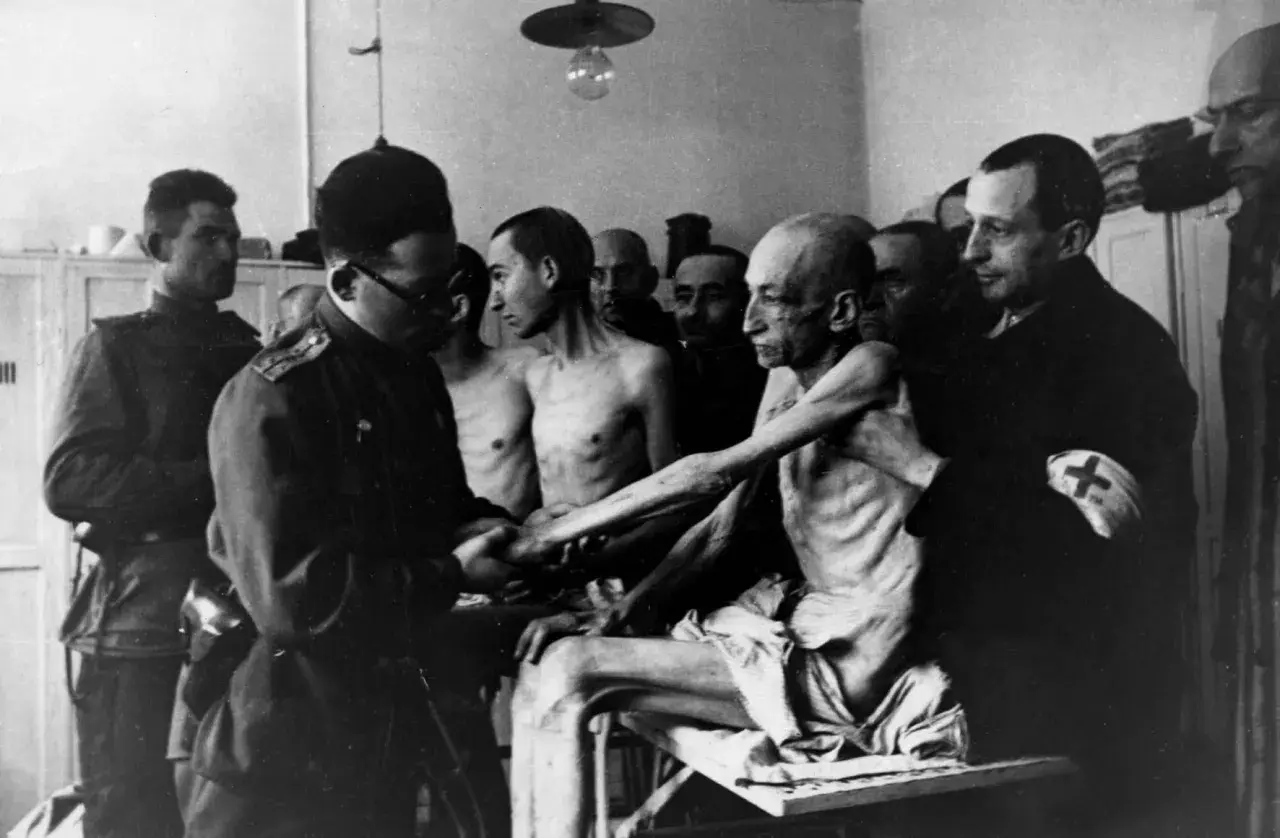 Wstrząsający obraz ofiar obozu koncentracyjnego, ukazujący skrajne wycieńczenie. To wizualna definicja holocaustu.