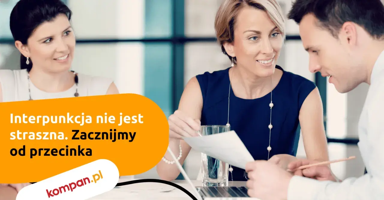 Trzy osoby przy stole, jedna z nich podaje dokumenty, druga słucha uważnie. Napis: "Interpunkcja nie jest straszna. Zacznijmy od przecinka".