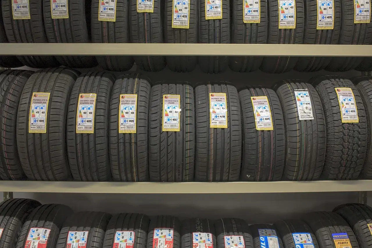 Opony całoroczne czy zimowe w rozmiarze 185/65 R15? Jak wybrać używane opony do codziennej jazdy