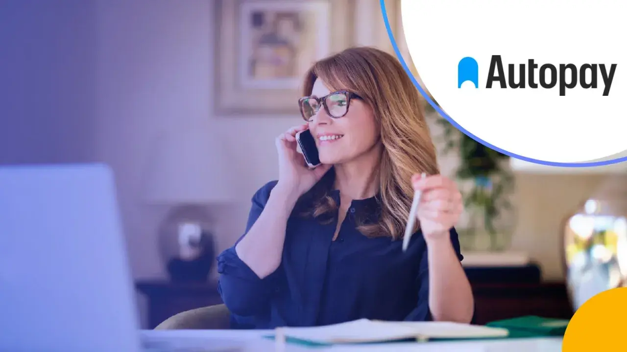 Kobieta rozmawia przez telefon, trzymając długopis. Logo Autopay sugeruje, że chodzi o płatności.