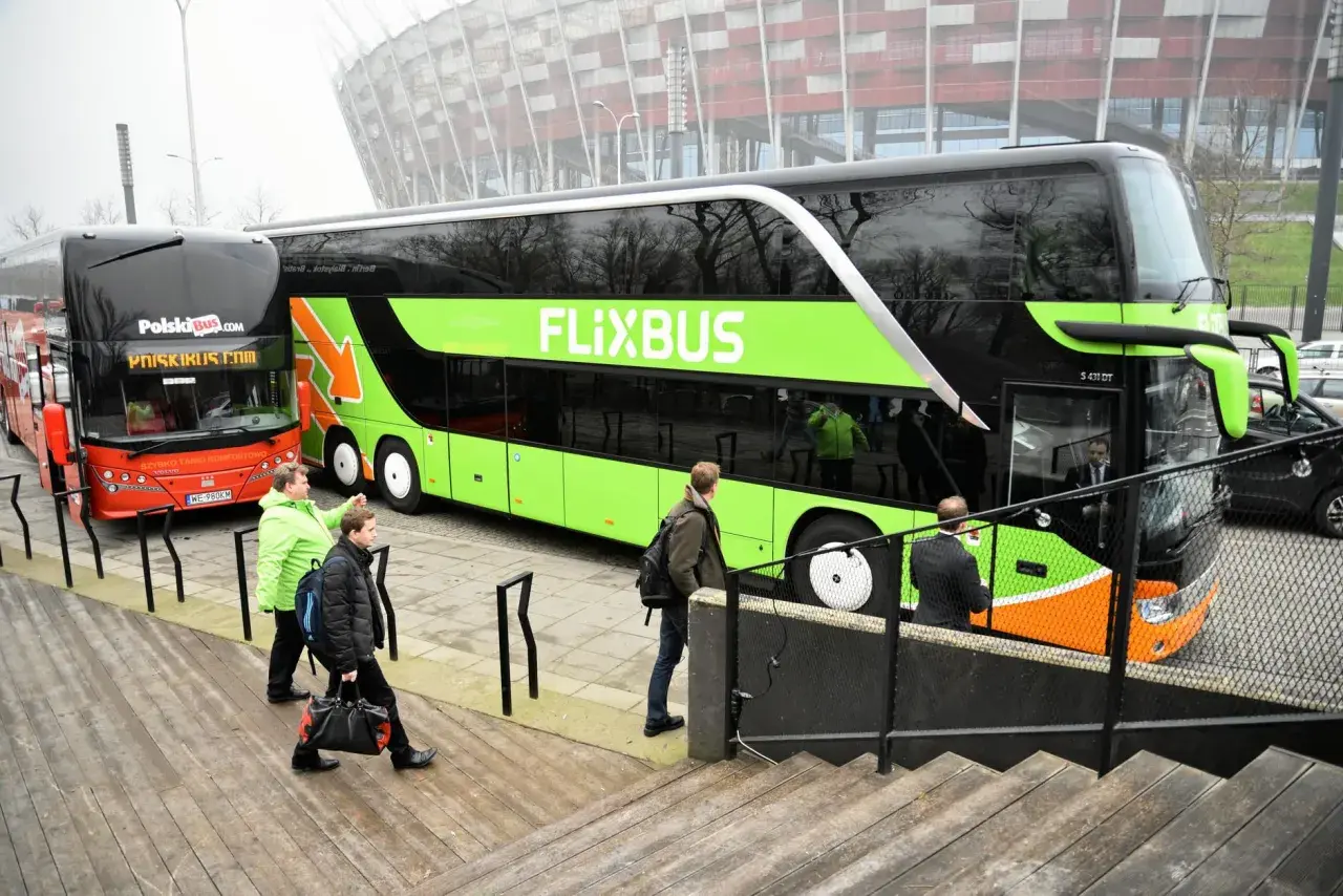Zielony autokar Flixbus obok czerwonego Polskiego Busa. Może ktoś właśnie planuje flixbus zwrot biletu po podróży.