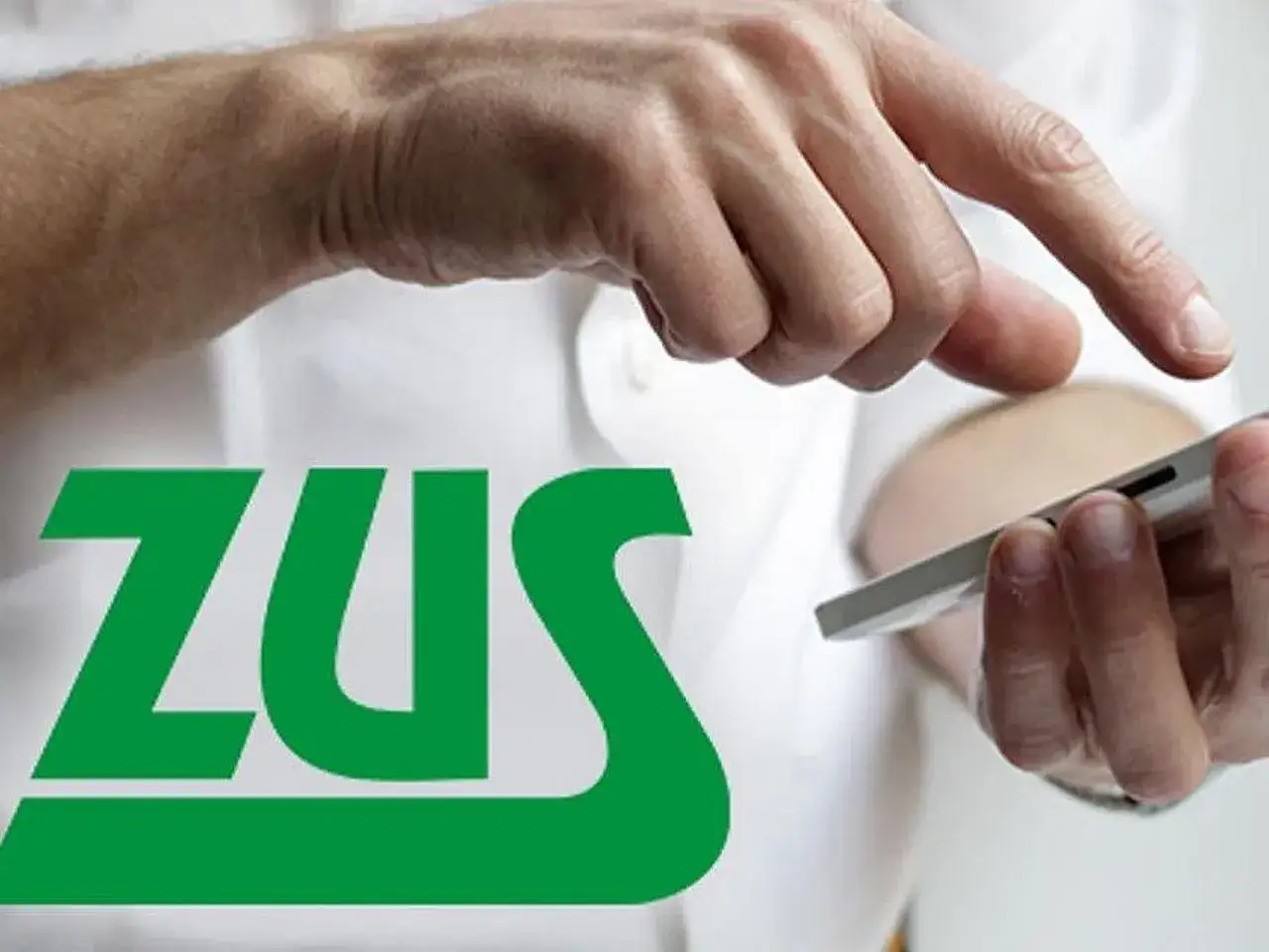 Dłonie korzystają ze smartfona na tle logo ZUS. Możliwe, że sprawdzają status wniosku o rentę inwalidzką.