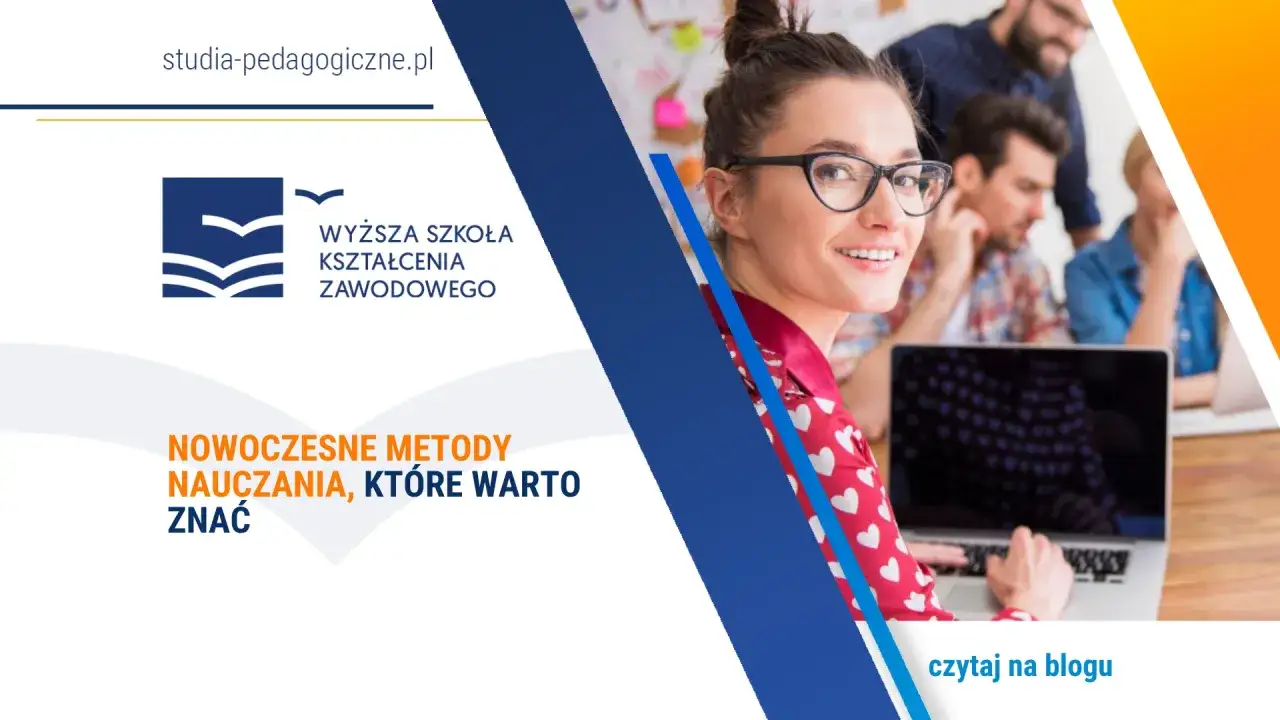 Uśmiechnięta studentka z okularami pracuje przy laptopie. W tle inni studenci. Nagłówek: