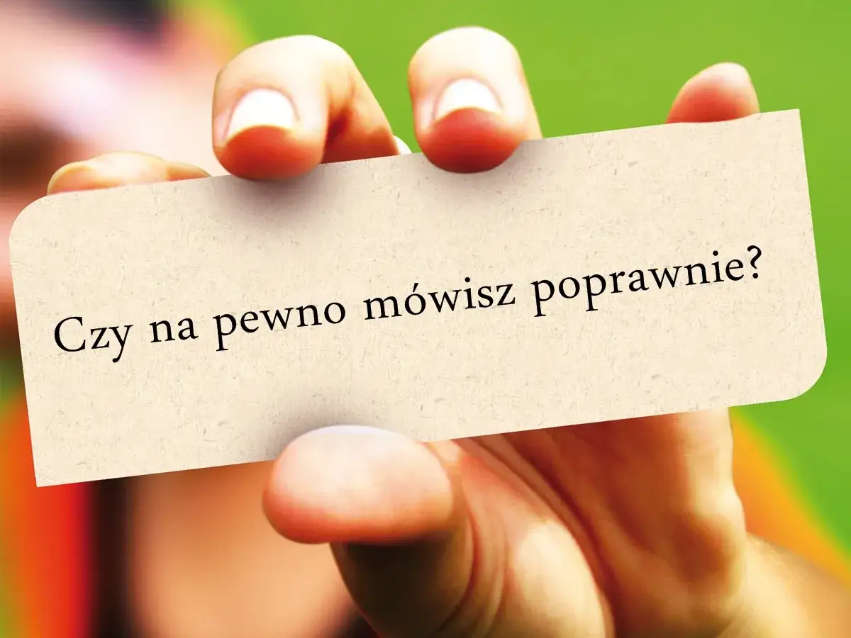 Dłoń trzyma kartkę z napisem 